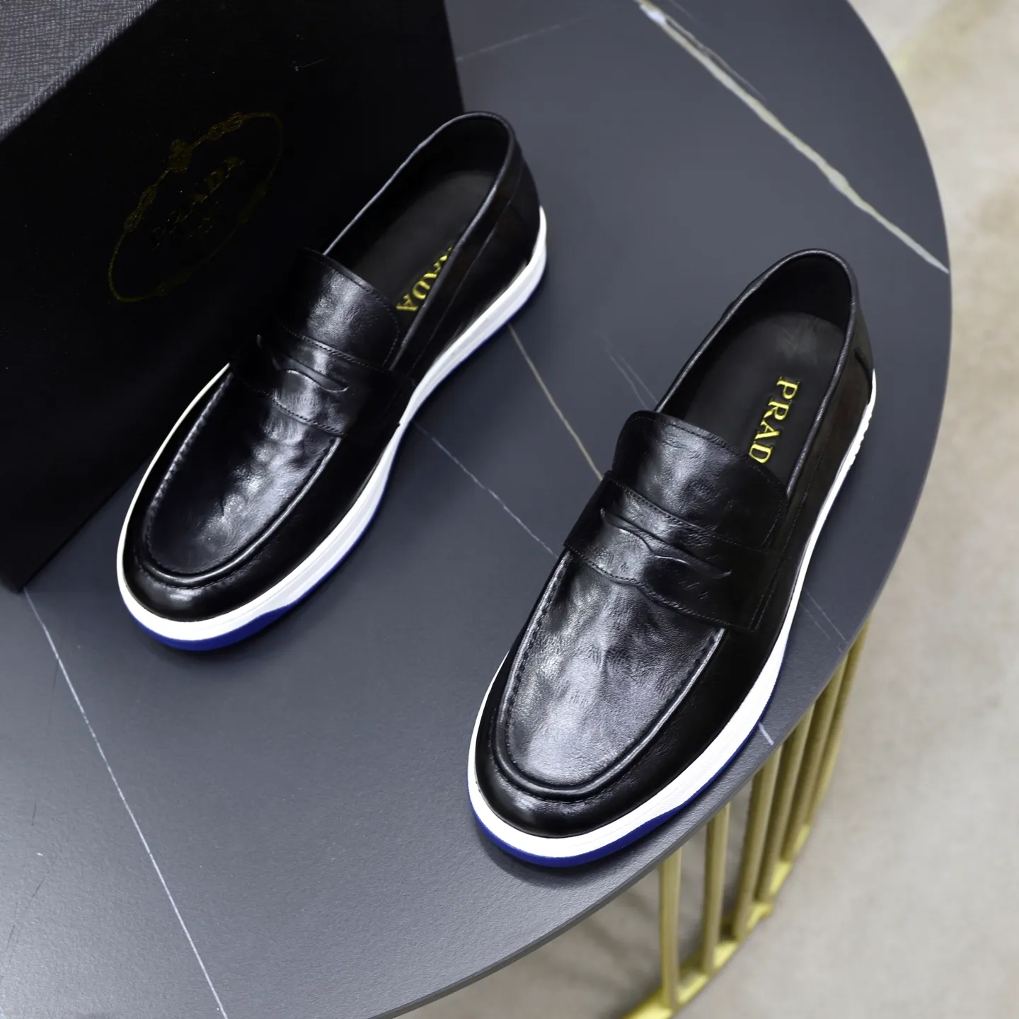 Factory price: 💰640 Prada classic men’s lace-up casual shoes | Imported cowhide upper | Upper stitching layered design, light and breathable | Soft and comfortable | Decorated with PRADA letters on the side | Distinctive sports style, showing the brand style | Lightweight concave and convex pattern rubber soles | Matched with cowhide foot pad lining | Excellent foot feel, fashionable and elegant | Size: 38-44 (45 customized)